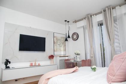 Paris' Premium Romantic Studio - image 16