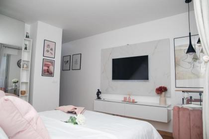 Paris' Premium Romantic Studio - image 2
