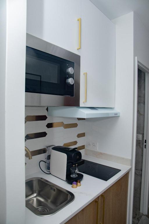Paris' Premium Romantic Studio - image 3