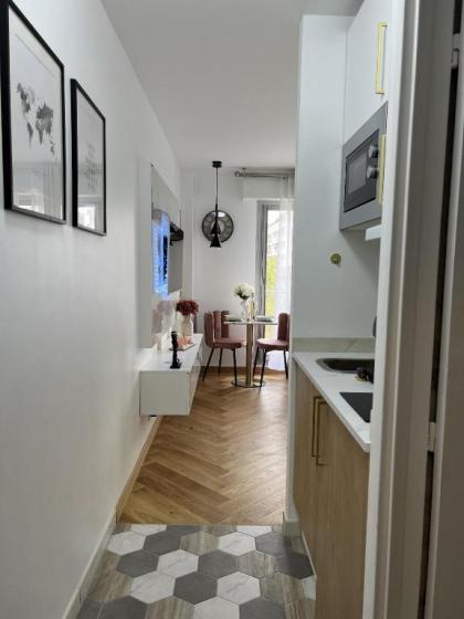 Paris' Premium Romantic Studio - image 5