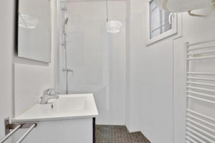 Quiet apartment in the 6th arrondissement Paris - Welkeys - image 9