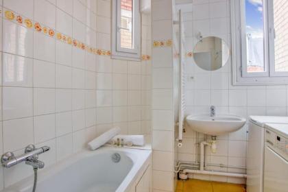 Typical Parisian flat in the 15th arrondissement - Welkeys - image 12