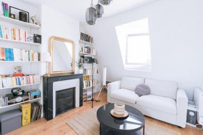 Chic Apartment w 2 Sofa Beds 18th Arrondissement