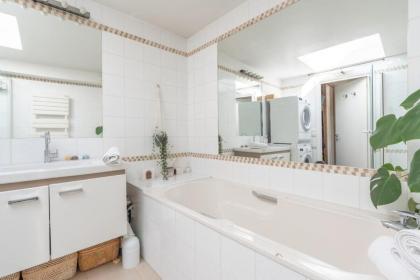 Breathtaking 2BD Apartment Roof-top Patio 19e! - image 22