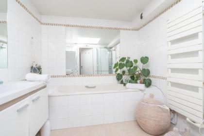 Breathtaking 2BD Apartment Roof-top Patio 19e! - image 28