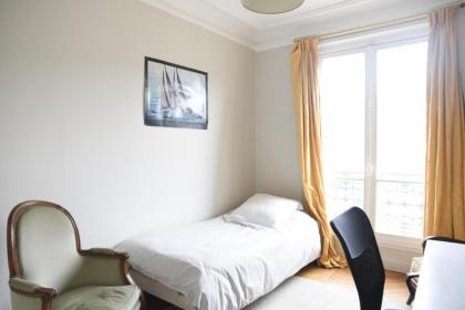Quiet apartment - near park - image 11