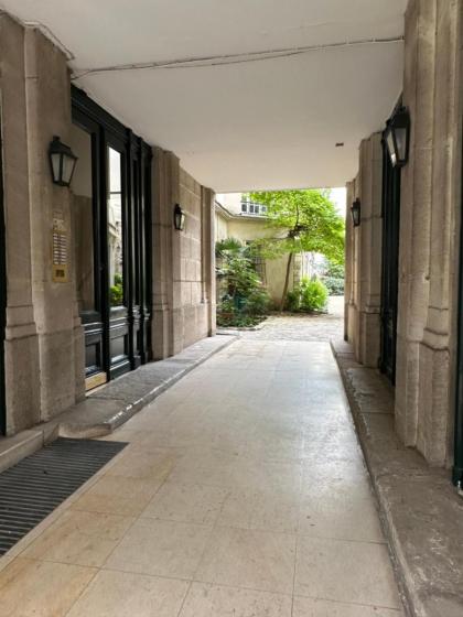 Paris exclusif quartier latin avec jardin charme fou ! - image 2
