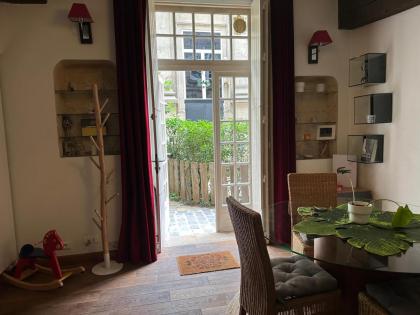 Paris exclusif quartier latin avec jardin charme fou ! - image 9