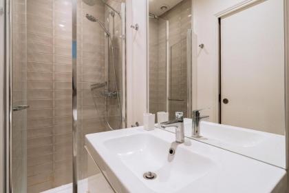 Charming 1BD Apartment w intimate Patio Jaurès ! - image 6