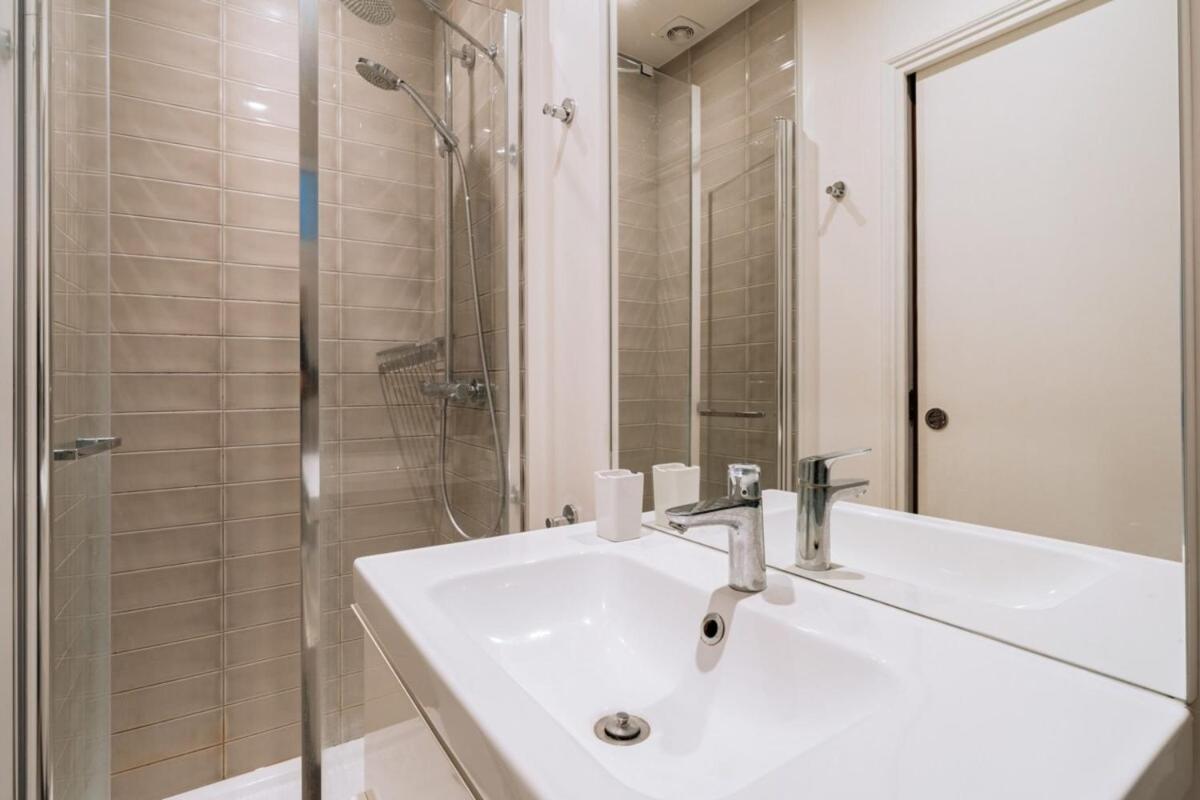Charming 1BD Apartment w intimate Patio Jaurès ! - image 6