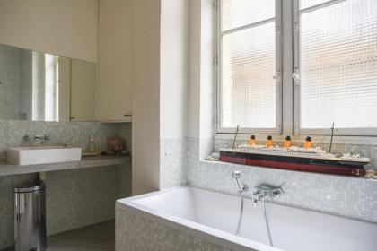 Spacious 141 m family nest in Paris 10th district - image 18