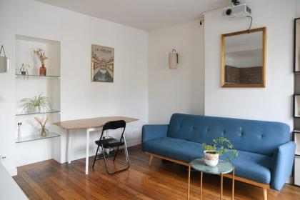 Very bright 47 m love nest in Paris 20th