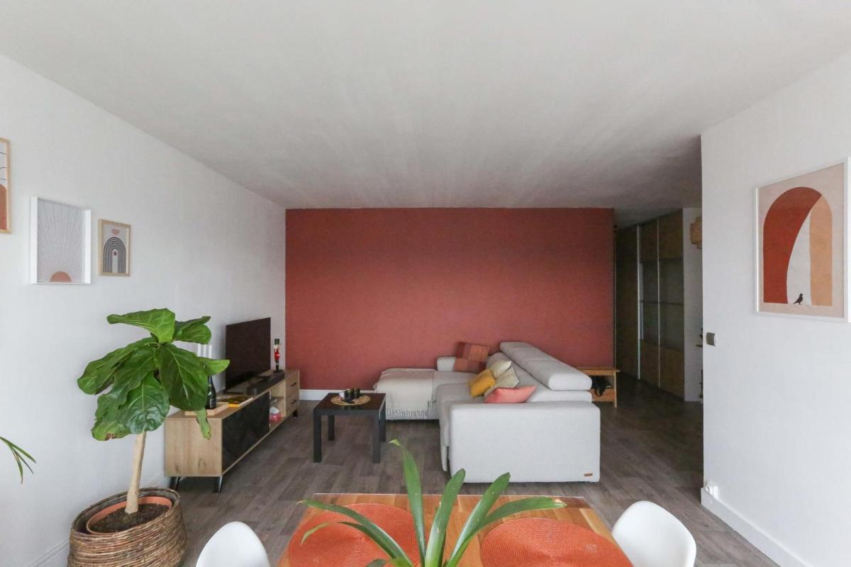 Spacious nest with view of Paris unoverlooked - image 2