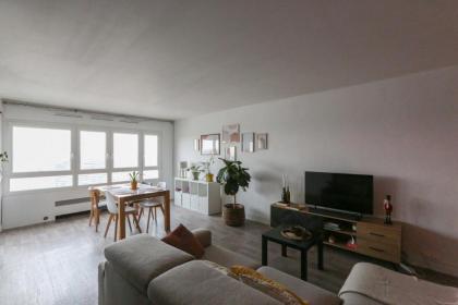 Spacious nest with view of Paris unoverlooked - image 4
