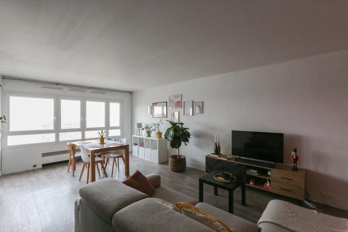 Spacious nest with view of Paris unoverlooked - image 4
