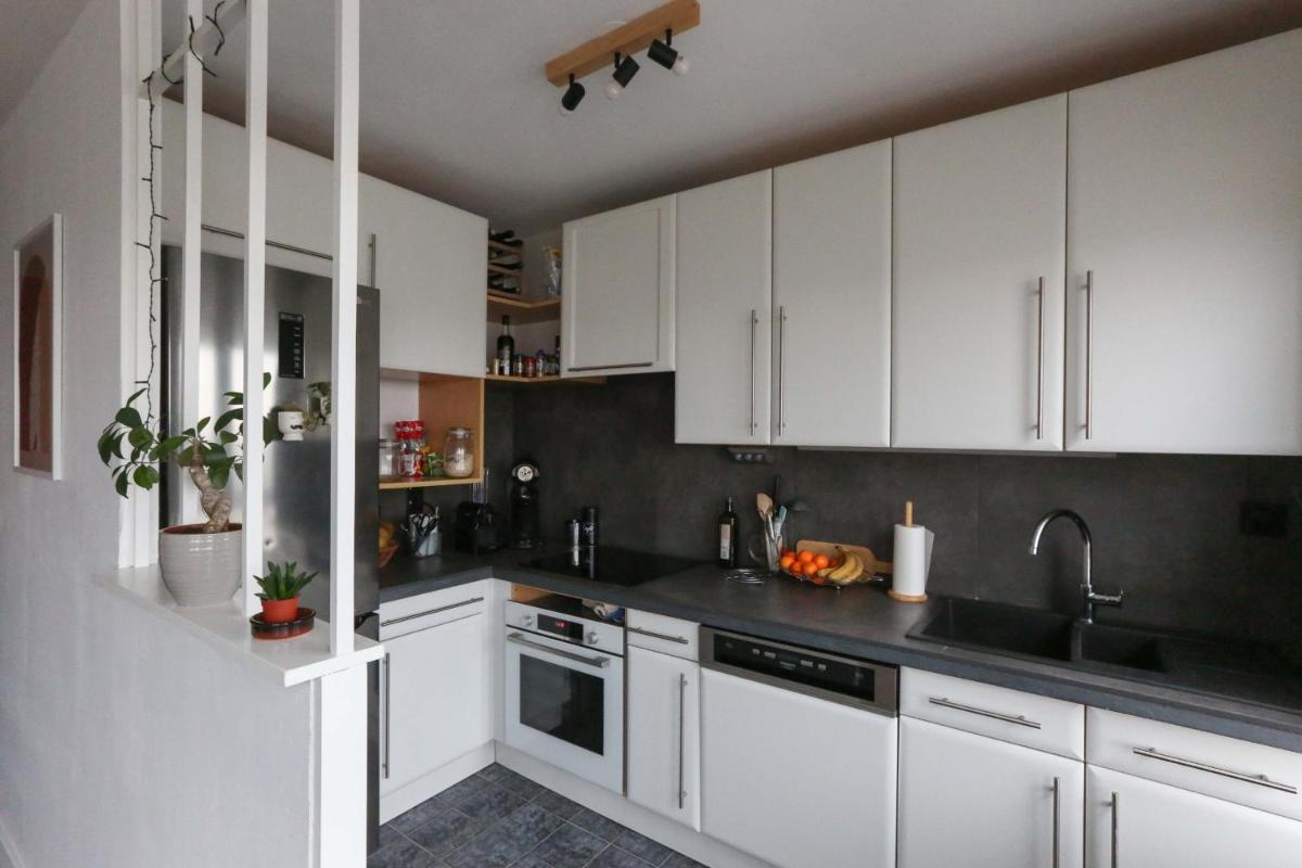 Spacious nest with view of Paris unoverlooked - image 5