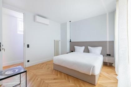 Luxury Living in Trocadéro - image 3