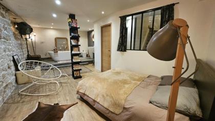 Grande chambre calme dans loft design