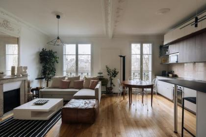 Gorgeous Riverfront 1BD Apartment Eiffel Tower! 