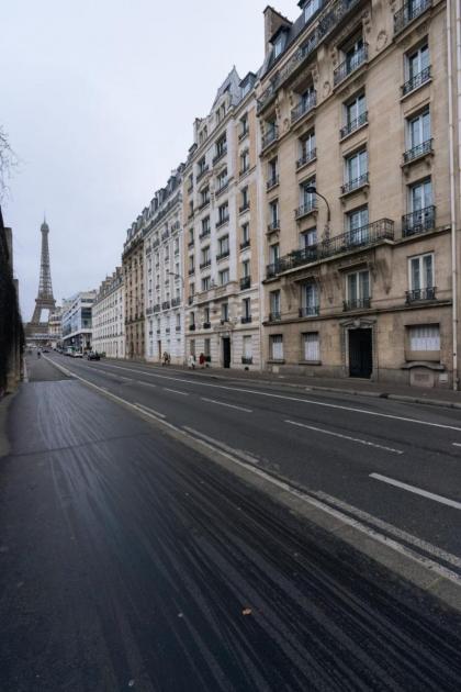 Gorgeous Riverfront 1BD Apartment Eiffel Tower! - image 15