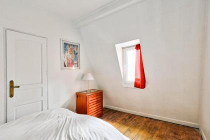 Charming 3-person apartment in the heart of the Marais - image 10