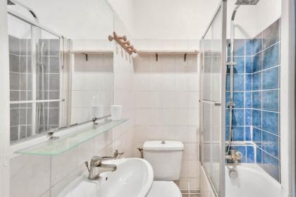 Charming 3-person apartment in the heart of the Marais - image 13