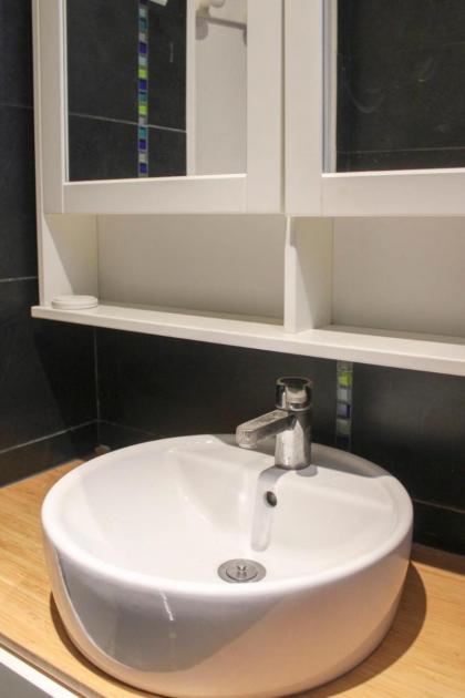 Spacious and practical apartment in Paris 18th - image 15