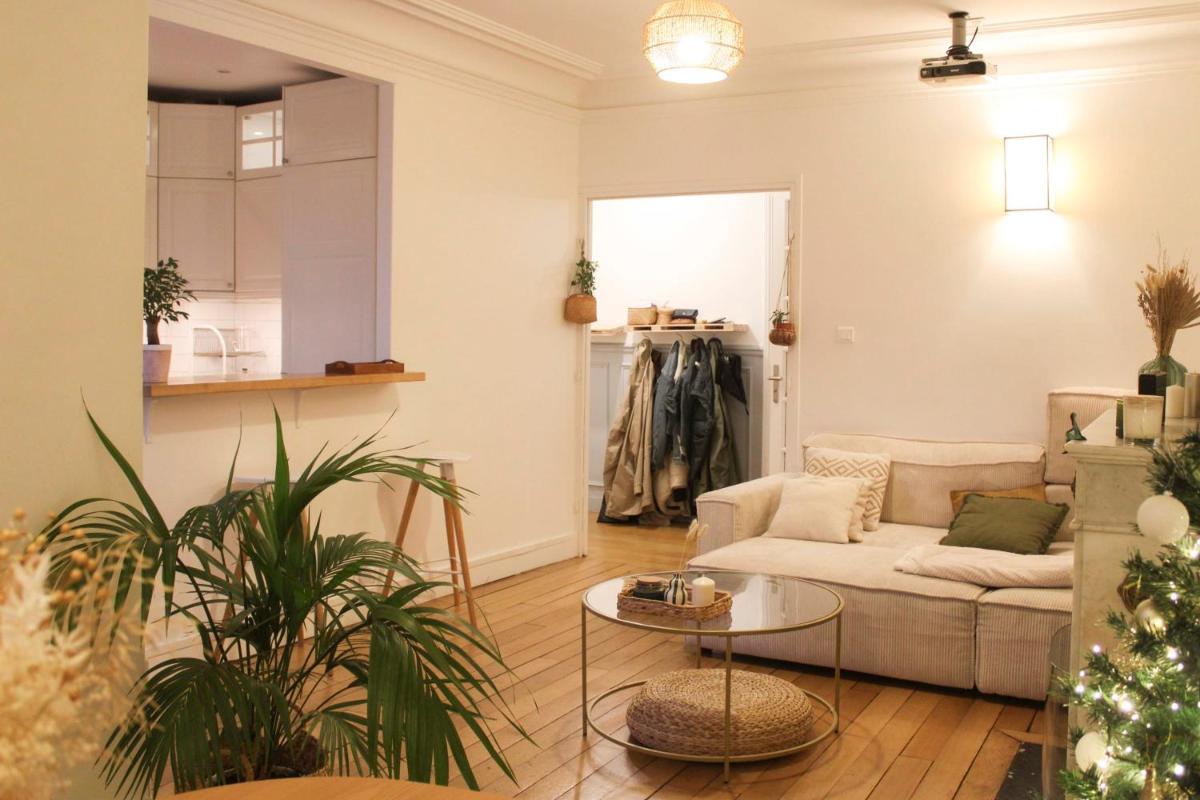 Spacious and practical apartment in Paris 18th - image 2
