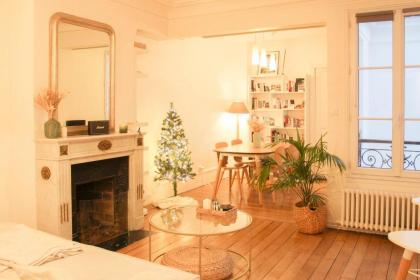 Spacious and practical apartment in Paris 18th - image 3