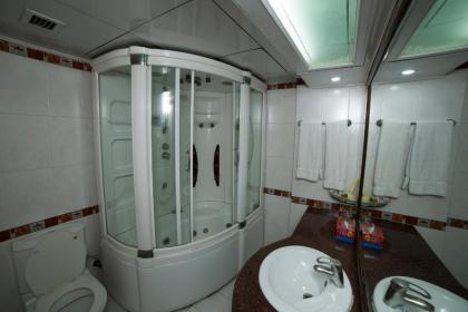 Envoy Continental Hotel - image 10