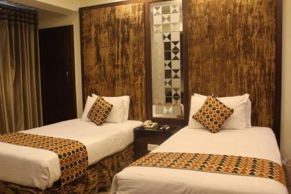 Envoy Continental Hotel - image 19