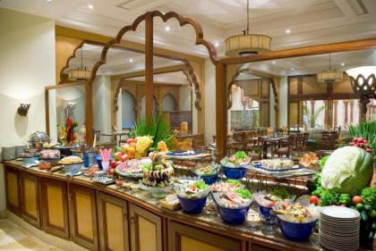 Avari Lahore Hotel - image 2