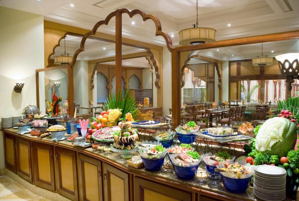 Avari Lahore Hotel - image 2