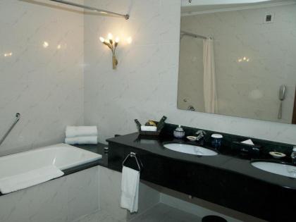 Avari Lahore Hotel - image 5