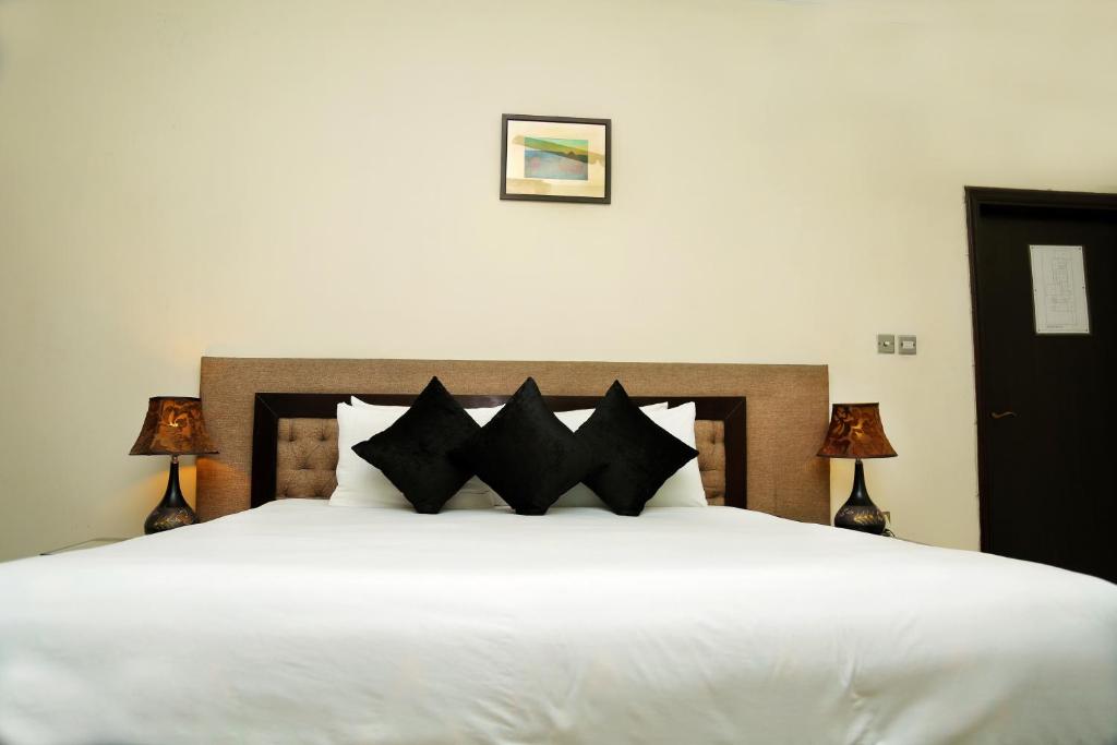 Royal Elegance Hotel - image 2