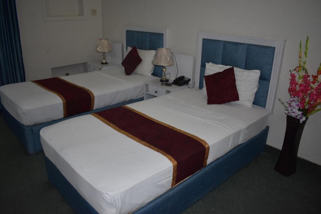 Safari Hotel - image 3