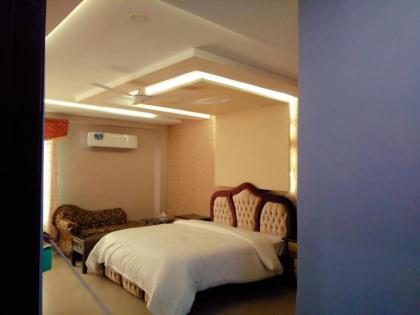Hotel Crown Inn - image 10
