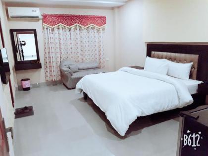 Hotel Crown Inn - image 3
