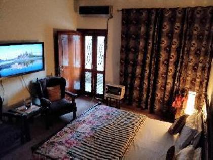 Pvt Room w/ Lawn  King Bed