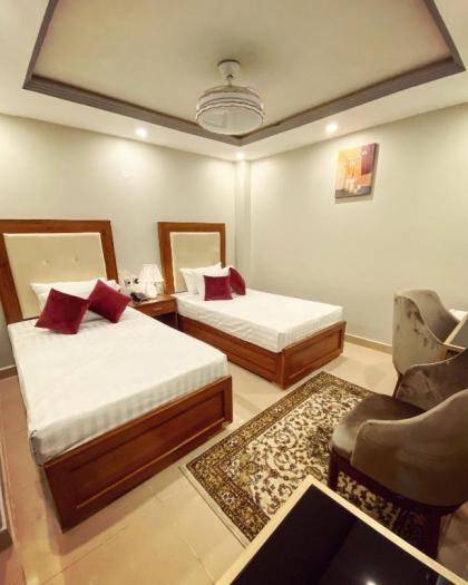 Grand luxury Hotel - image 2