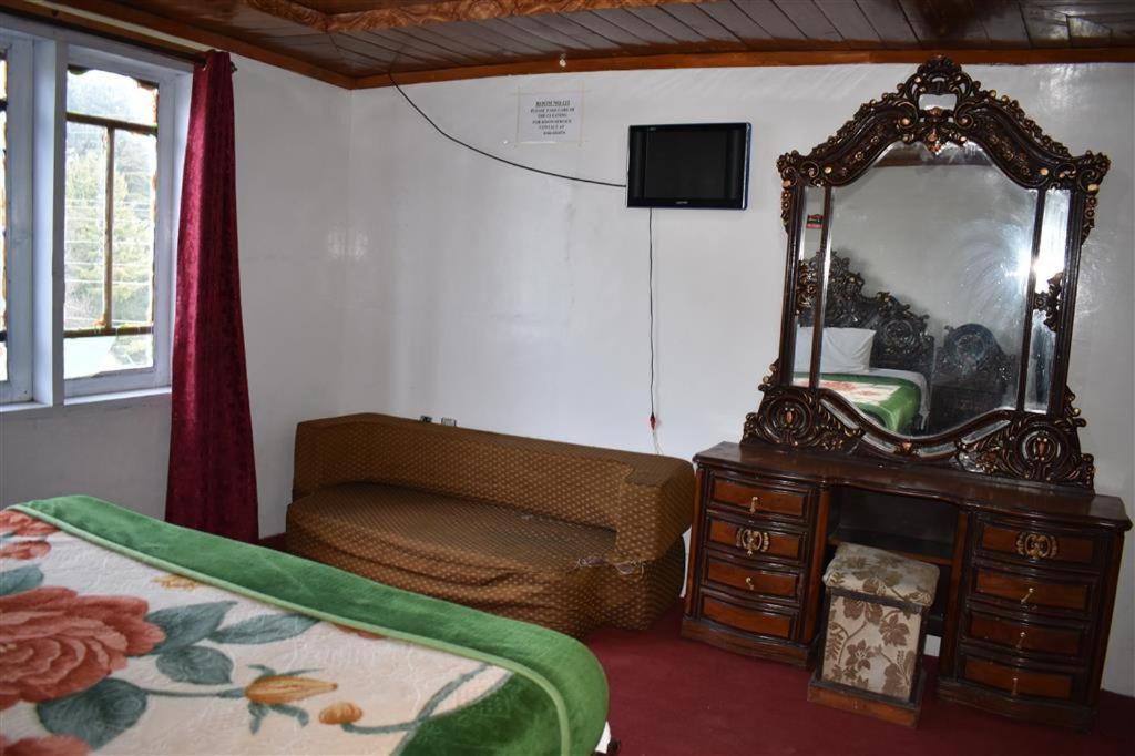 Track View Hotel - image 3