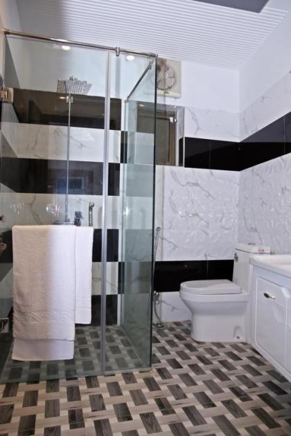 Luxury 3 Bedrooms Apartment - image 12