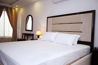 Luxury 3 Bedrooms Apartment - image 13