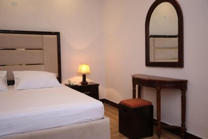 Luxury 3 Bedrooms Apartment - image 14