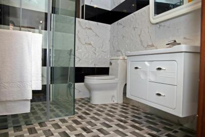 Luxury 3 Bedrooms Apartment - image 15