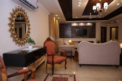 Luxury 3 Bedrooms Apartment - image 6