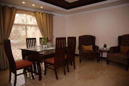 Luxury 3 Bedrooms Apartment - image 7