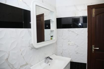 Luxury 3 Bedrooms Apartment - image 9