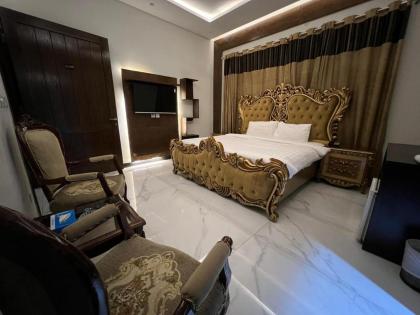 Palm tree Hotel - image 1