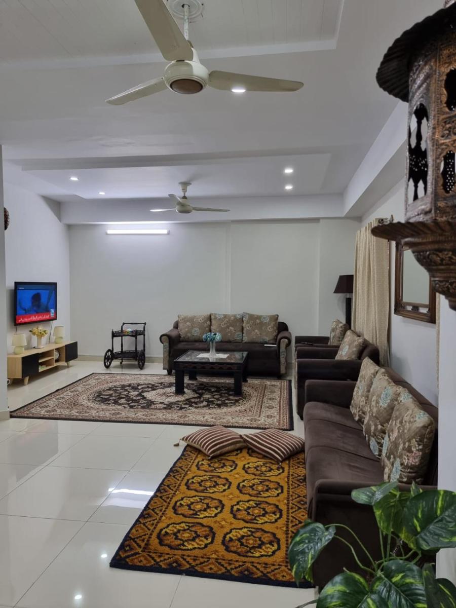 Three Bed Attached Bath Netflix Wifi Smart TV Parking Near Airport - main image